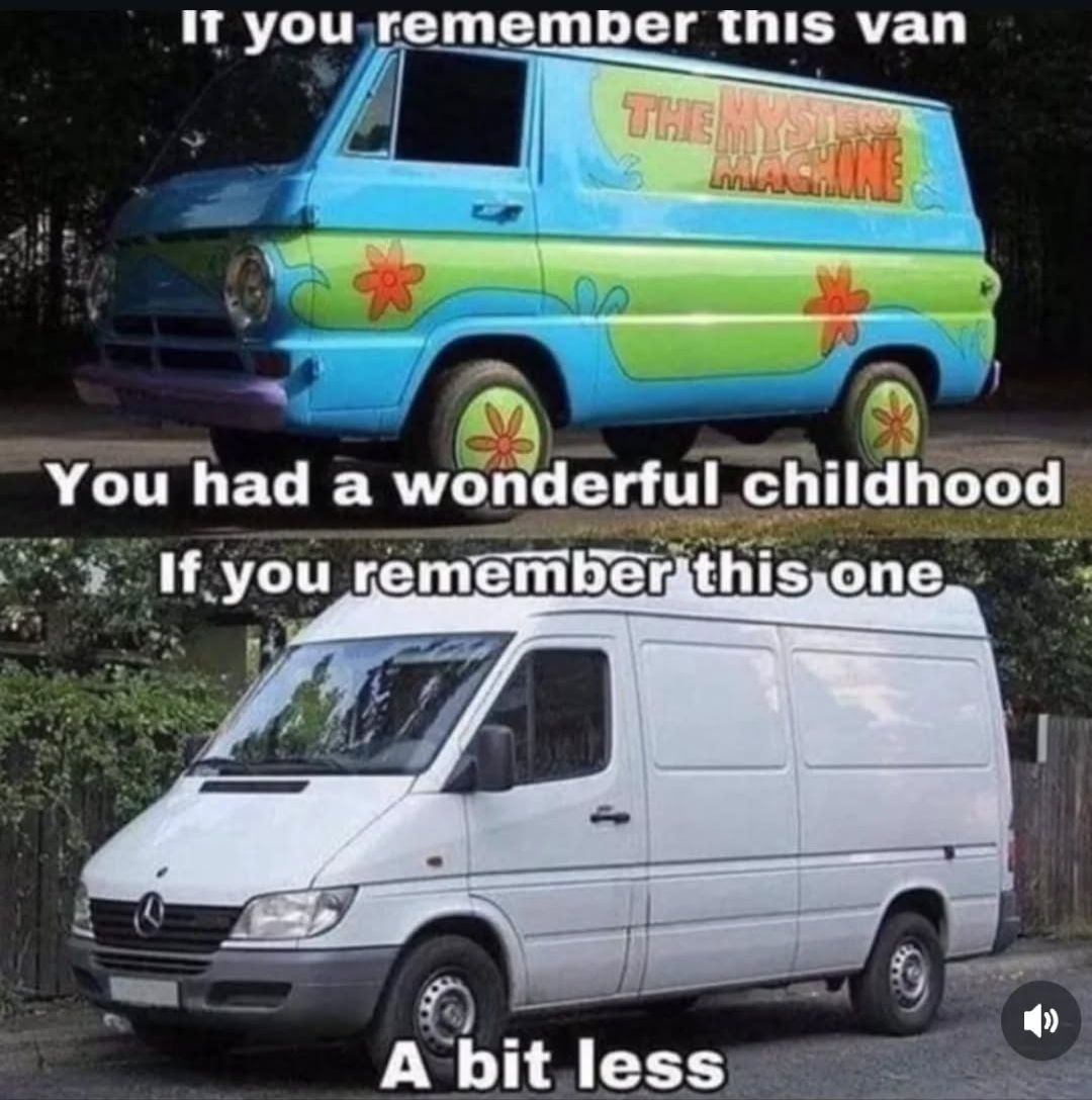 Das Bild zeigt zwei verschiedene Lieferwagen. Oben ist ein blauer, mit Blumen und der Aufschrift "THE MYSTERY MACHINE" verziert, unten ein schlichter, weißer Lieferwagen.