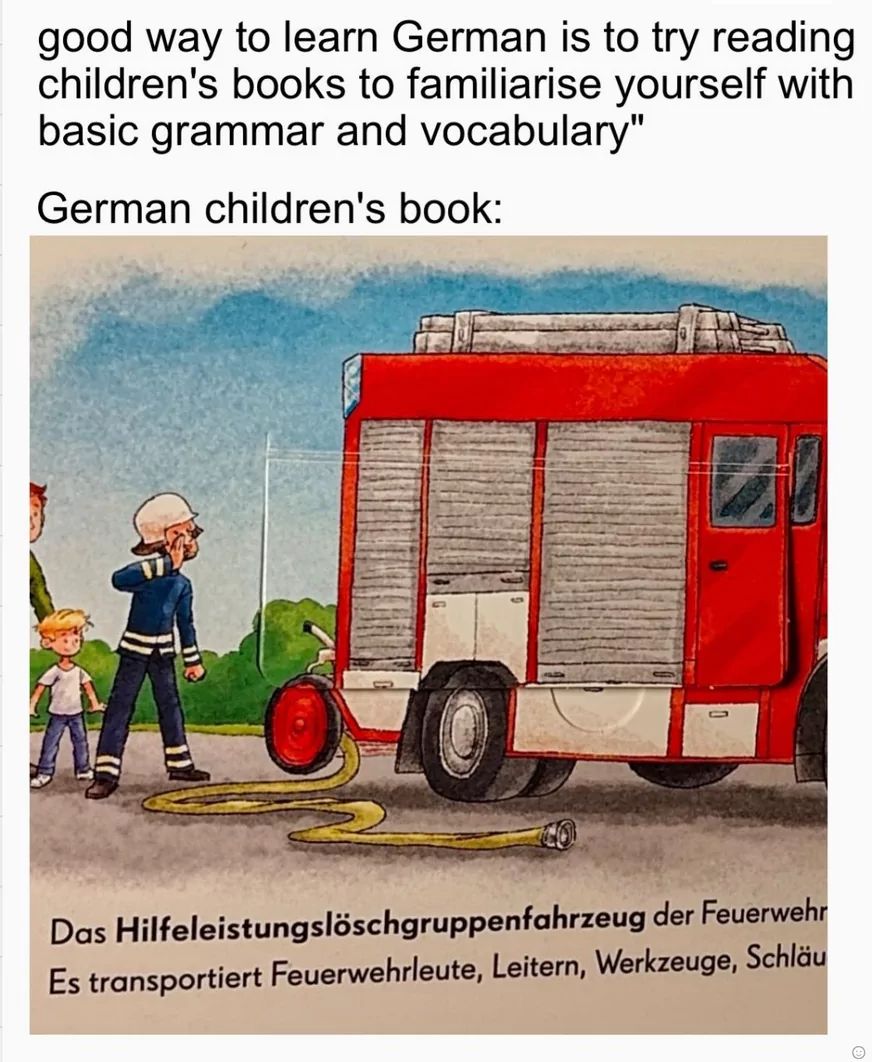 Ein Cartoon-Bild eines roten Feuerwehrwagens mit zwei Feuerwehrleuten. Unter dem Bild steht: "Das Hilfeleistungslöschgruppenfahrzeug der Feuerwehr. Es transportiert Feuerwehrleute, Leitern, Werkzeuge, Schläuche."