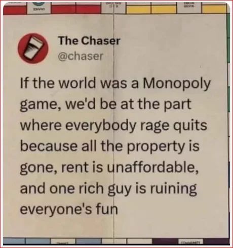 Ein Tweet von "The Chaser" mit dem Text: "Wenn die Welt ein Monopoly-Spiel wäre, wären wir an dem Punkt, an dem alle wutentbrannt aufgeben, weil alle Immobilien weg sind, die Miete unbezahlbar ist und ein reicher Mann allen den Spaß verdirbt." Der Text ist auf einem Monopoly-Spielfeld platziert.