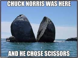 Ein Bild von zwei Felsen, die durch einen Spalt getrennt sind. Der Text über dem Bild lautet: "Chuck Norris was here" und darunter: "And he chose scissors."