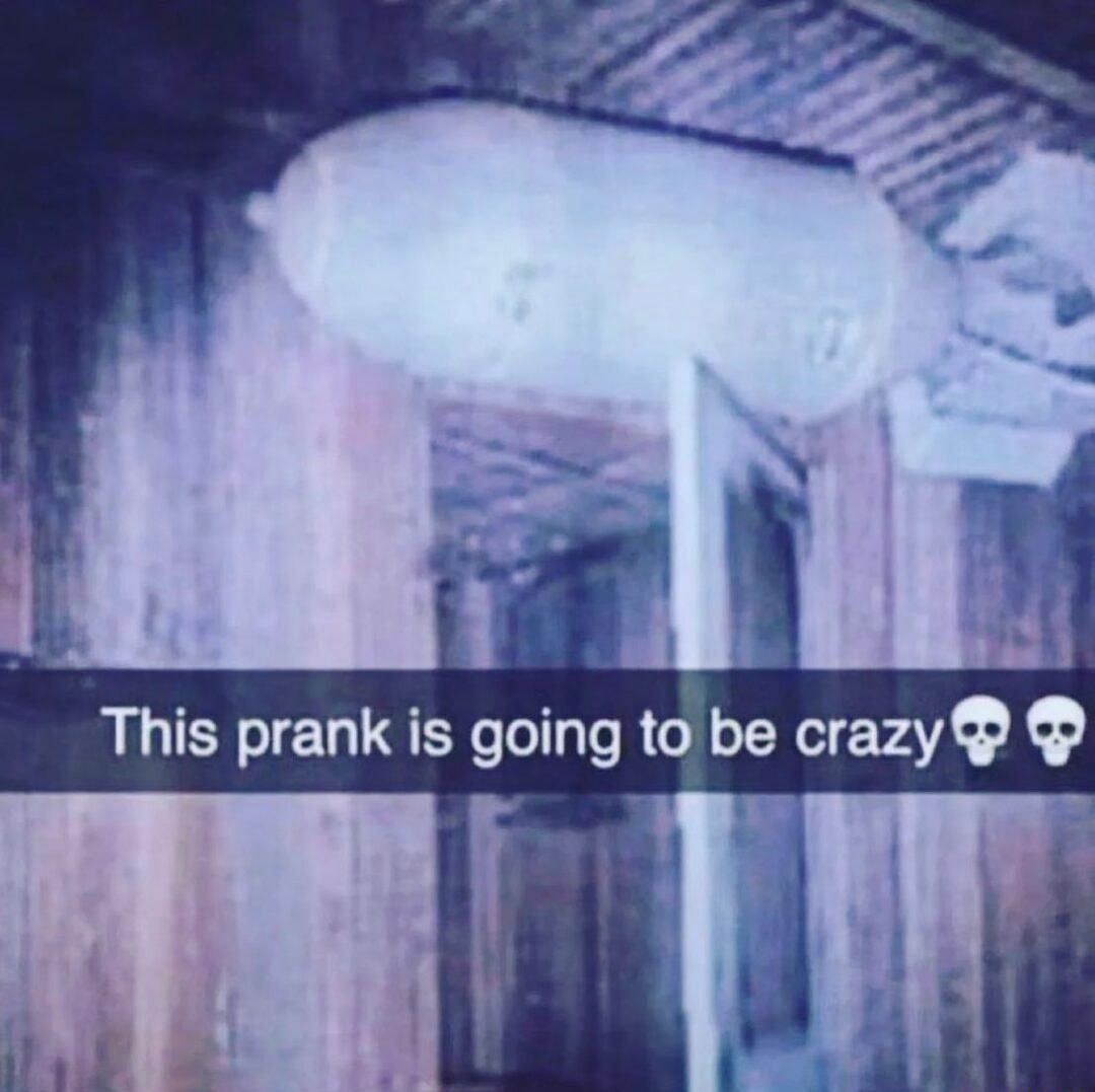 Ein Bild zeigt eine scheinbar improvisierte Bombe, die an der Decke befestigt ist. Der Text auf dem Bild sagt: "This prank is going to be crazy 💀💀".