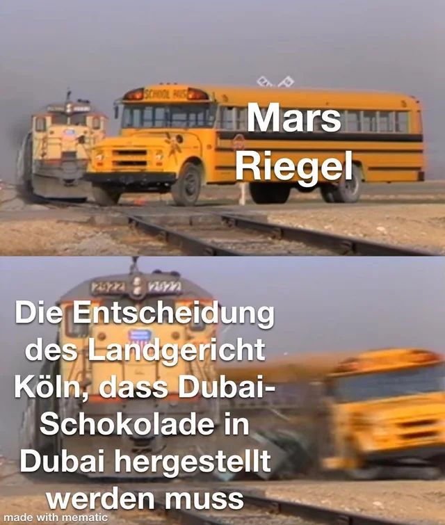 Das Bild zeigt einen gelben Schulbus, auf dem 'Mars Riegel' steht, der auf einem Bahngleis von einem Zug gerammt wird. Auf dem Zug steht 'Die Entscheidung des Landgericht Köln, dass Dubai-Schokolade in Dubai hergestellt werden muss.'