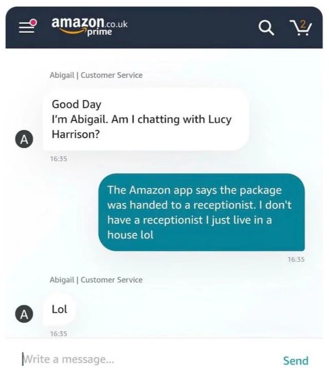 Screenshot eines Chatfensters mit der Amazon-Kundenbetreuung. Abigail vom Kundenservice fragt: "Guten Tag, ich bin Abigail. Chatte ich mit Lucy Harrison?" Dann schreibt Lucy: "Die Amazon-App sagt, dass das Paket bei einem Rezeptionisten abgegeben wurde. Ich habe keinen Rezeptionisten, ich wohne nur in einem Haus, lol". Abigail antwortet: "Lol".