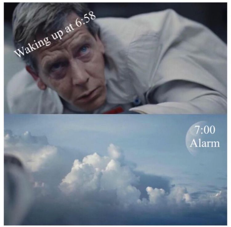 Ein zweigeteiltes Bild. Oben eine Person mit müdem Blick, darunter eine Wolkenlandschaft und eine Uhr, die "7:00 Alarm" anzeigt. Im oberen Teil steht "Waking up at 6:58".