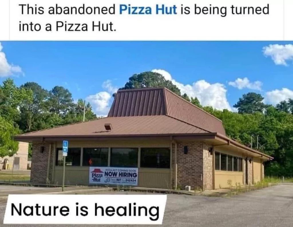 Ein Foto eines verlassenen Pizza Hut Gebäudes mit einem Schild, auf dem steht: „Pizza Hut Coming Soon, Now Hiring“. Der Text unter dem Bild lautet: "Nature is healing."