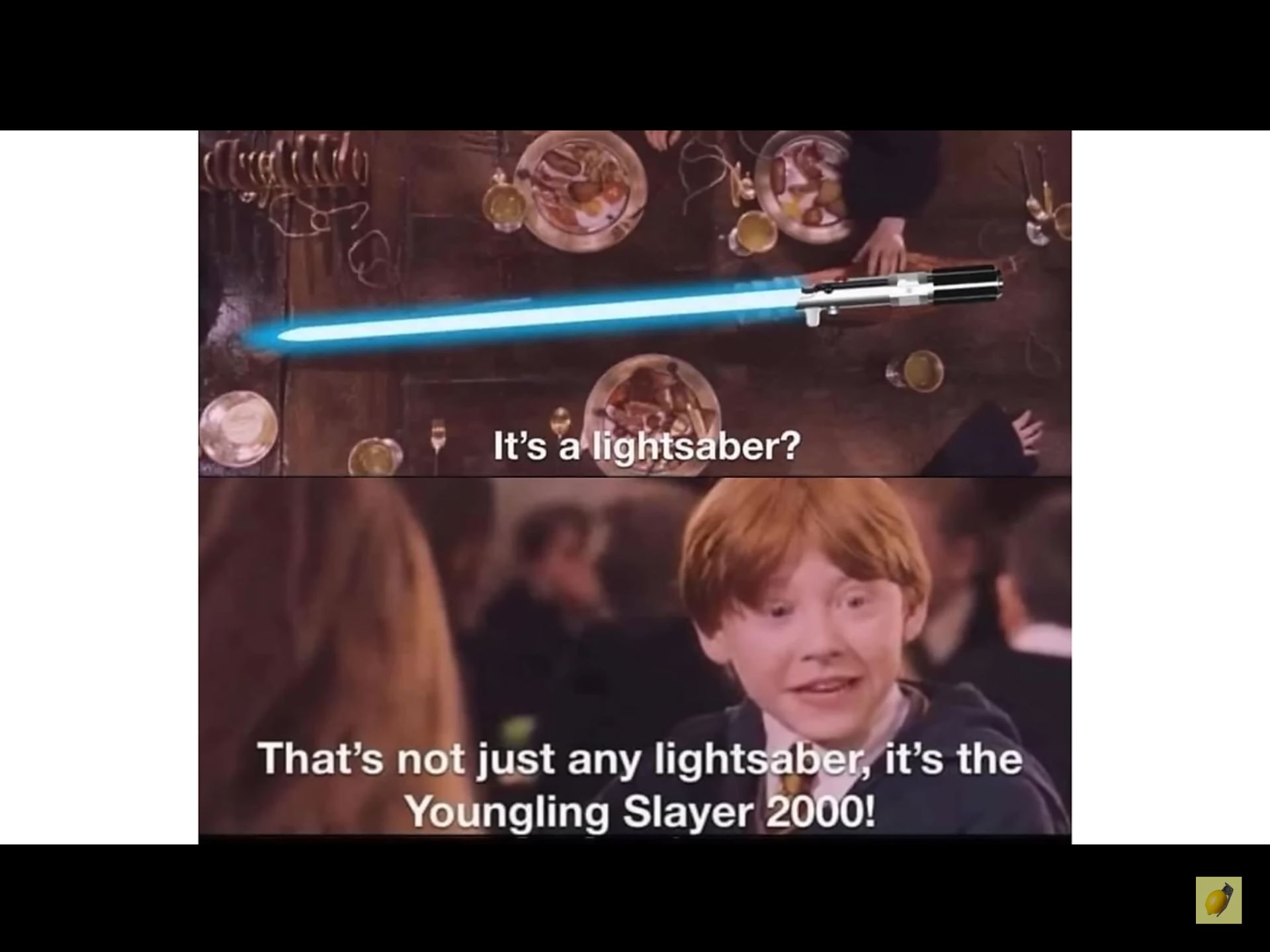 Oben ist ein blaues Lichtschwert auf einem Tisch zu sehen. Darunter ist ein Bild von Ron Weasley, der überrascht aussieht. Der Text sagt: "Ist das ein Lichtschwert? Das ist nicht nur irgendein Lichtschwert, das ist der Youngling Slayer 2000!"