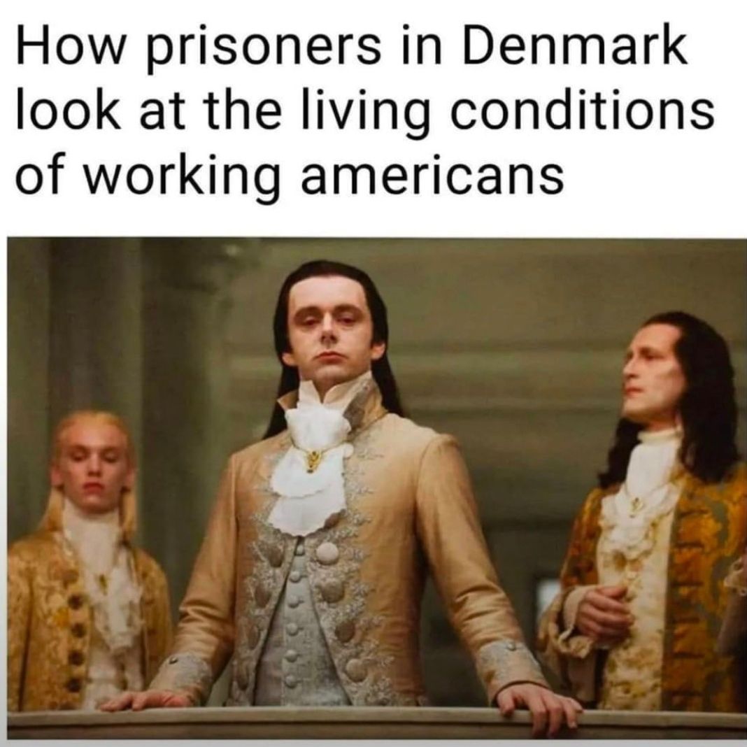 Ein Bild von drei Männern, die elegante, historische Kleidung tragen und einen desinteressierten Gesichtsausdruck zeigen. Der Text lautet: "How prisoners in Denmark look at the living conditions of working americans"