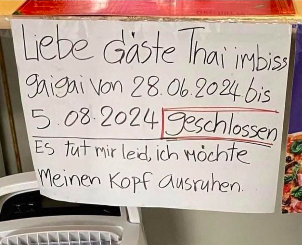 Ein handgeschriebenes Schild verkündet: "Liebe Gäste, Thai Imbiss gaigai von 28.06.2024 bis 5.08.2024 geschlossen. Es tut mir leid, ich möchte meinen Kopf ausruhen."