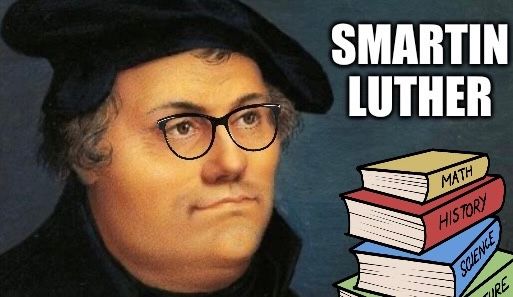 Ein Porträt von Martin Luther mit einer Brille. Rechts daneben ist ein Stapel Bücher mit den Titeln: Mathe, Geschichte, Naturwissenschaften und Literatur. Über dem Porträt steht: "SMARTIN LUTHER".