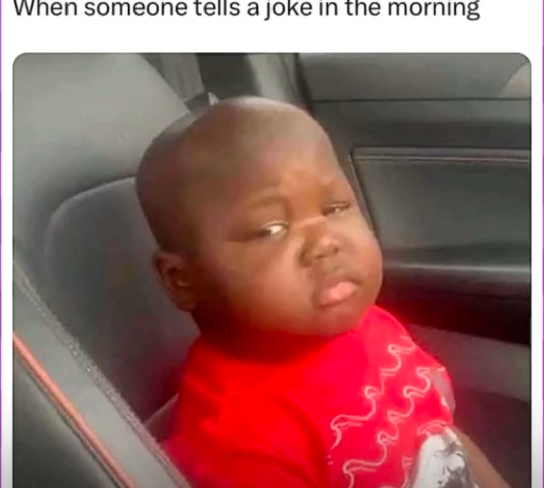 Ein Baby mit einem skeptischen Gesichtsausdruck sitzt in einem Autositz. Über dem Baby steht der Text: "When someone tells a joke in the morning."