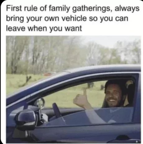 Ein Mann lächelt und gibt einen Daumen hoch, während er in einem Auto sitzt. Über dem Bild steht der Text: "First rule of family gatherings, always bring your own vehicle so you can leave when you want."