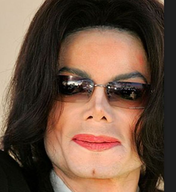 Nahaufnahme von Michael Jackson mit Sonnenbrille und etwas Make-up.