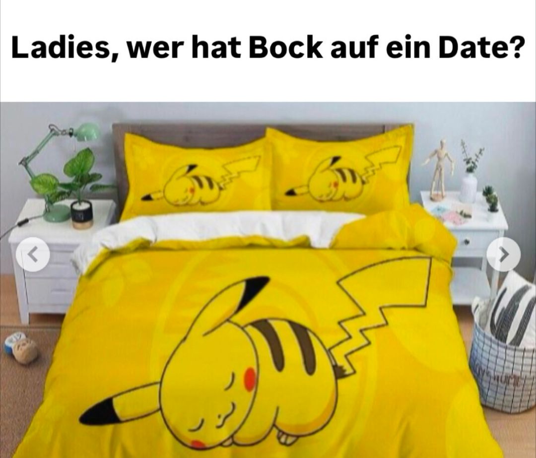 Ein gelbes Bett mit Pikachu-Bettwäsche wird gezeigt. Über dem Bild steht in schwarzer Schrift: "Ladies, wer hat Bock auf ein Date?"