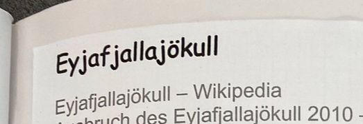 Ein Ausschnitt eines Textes, der den Titel „Eyjafjallajökull“ enthält, gefolgt von „Eyjafjallajökull – Wikipedia“ und „Ausbruch des Eyjafjallajökull 2010 -“.