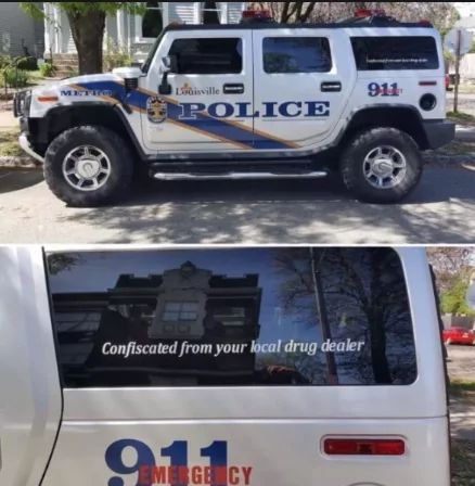 Ein weißer Hummer, der als Polizeiauto in Louisville gekennzeichnet ist, mit der Aufschrift "911" auf der Seite. Auf der hinteren Seitenscheibe steht in einem Schriftzug: "Confiscated from your local drug dealer."