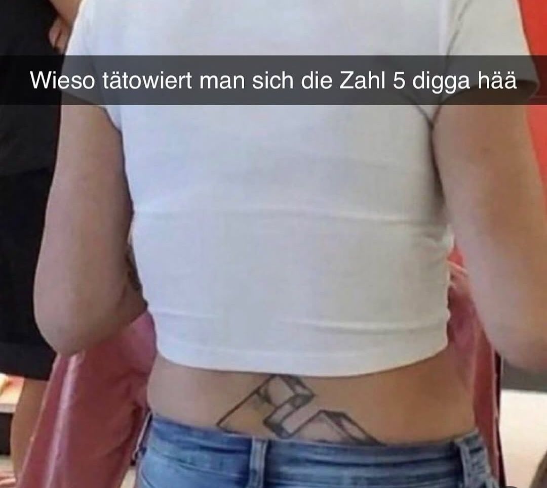 Ein Foto von einer Person von hinten, die ein Tattoo im unteren Rückenbereich hat. Das Tattoo sieht aus wie die Zahl 5, die etwas verschoben ist. Der Text im Bild lautet: "Wieso tätowiert man sich die Zahl 5 digga hää?"