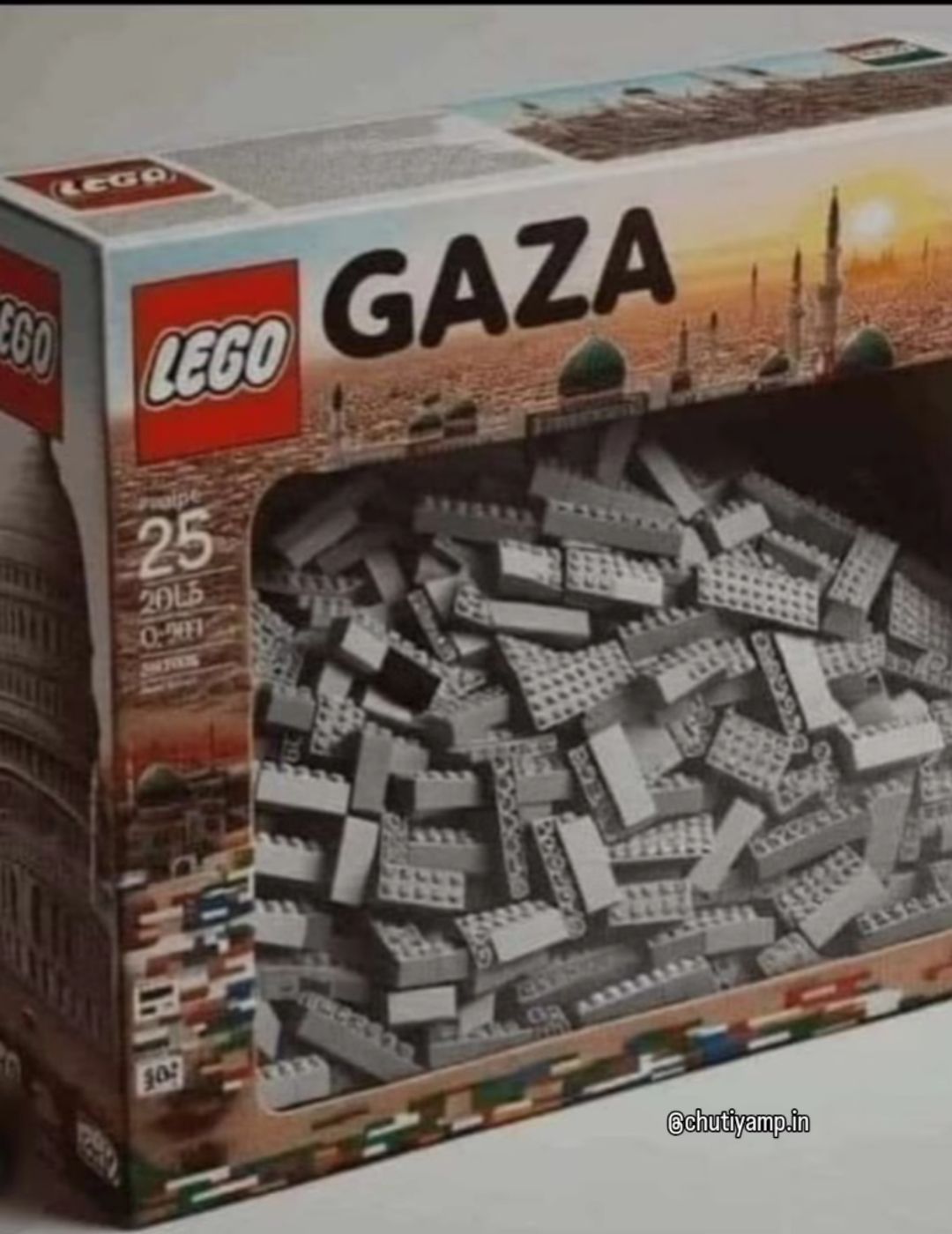 Ein Bild von einer Lego-Box. Oben links ist das Lego-Logo zu sehen. Darunter steht groß und fett "GAZA". Im Hintergrund der Box ist eine Stadt mit einer Moschee im Sonnenuntergang zu sehen. Der gesamte Inhalt der Box besteht aus grauen Legosteinen.