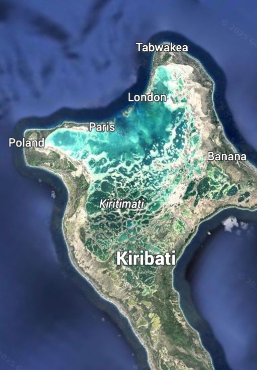 Satellitenbild von Kiribati mit den Beschriftungen: Tabwakea, London, Paris, Polen, Kirimati, Banana und Kiribati.