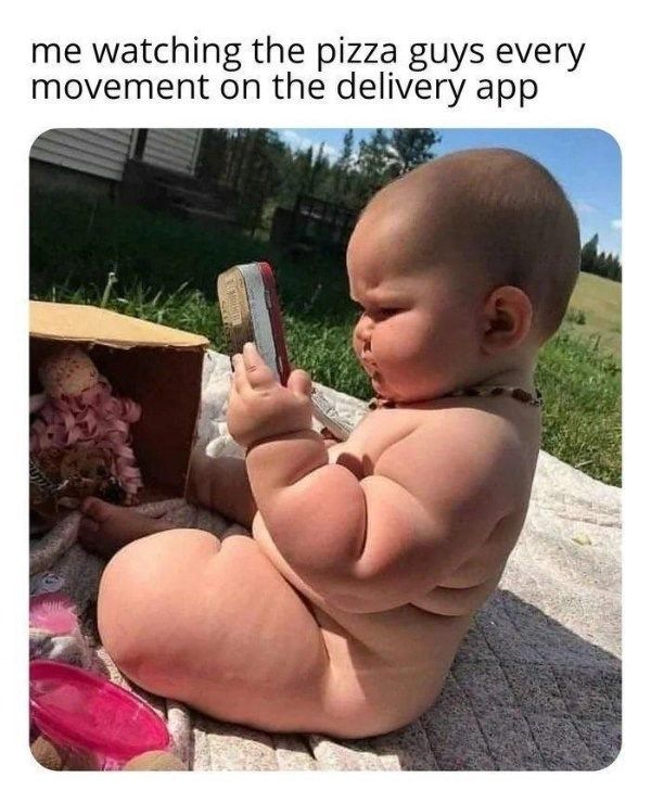 Ein dickes Baby sitzt auf dem Boden und schaut auf ein Handy. Im Hintergrund ist ein Garten zu sehen. Der Text lautet: "me watching the pizza guys every movement on the delivery app".