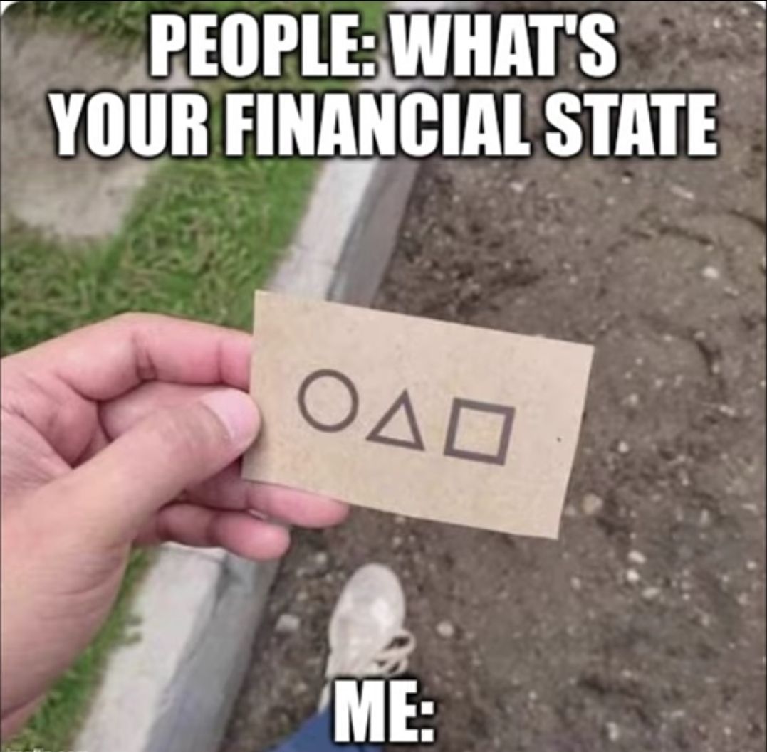 Eine Person hält eine braune Karte mit einem Kreis, einem Dreieck und einem Quadrat darauf. Der Text auf dem Bild lautet: "PEOPLE: WHAT'S YOUR FINANCIAL STATE" und "ME:".