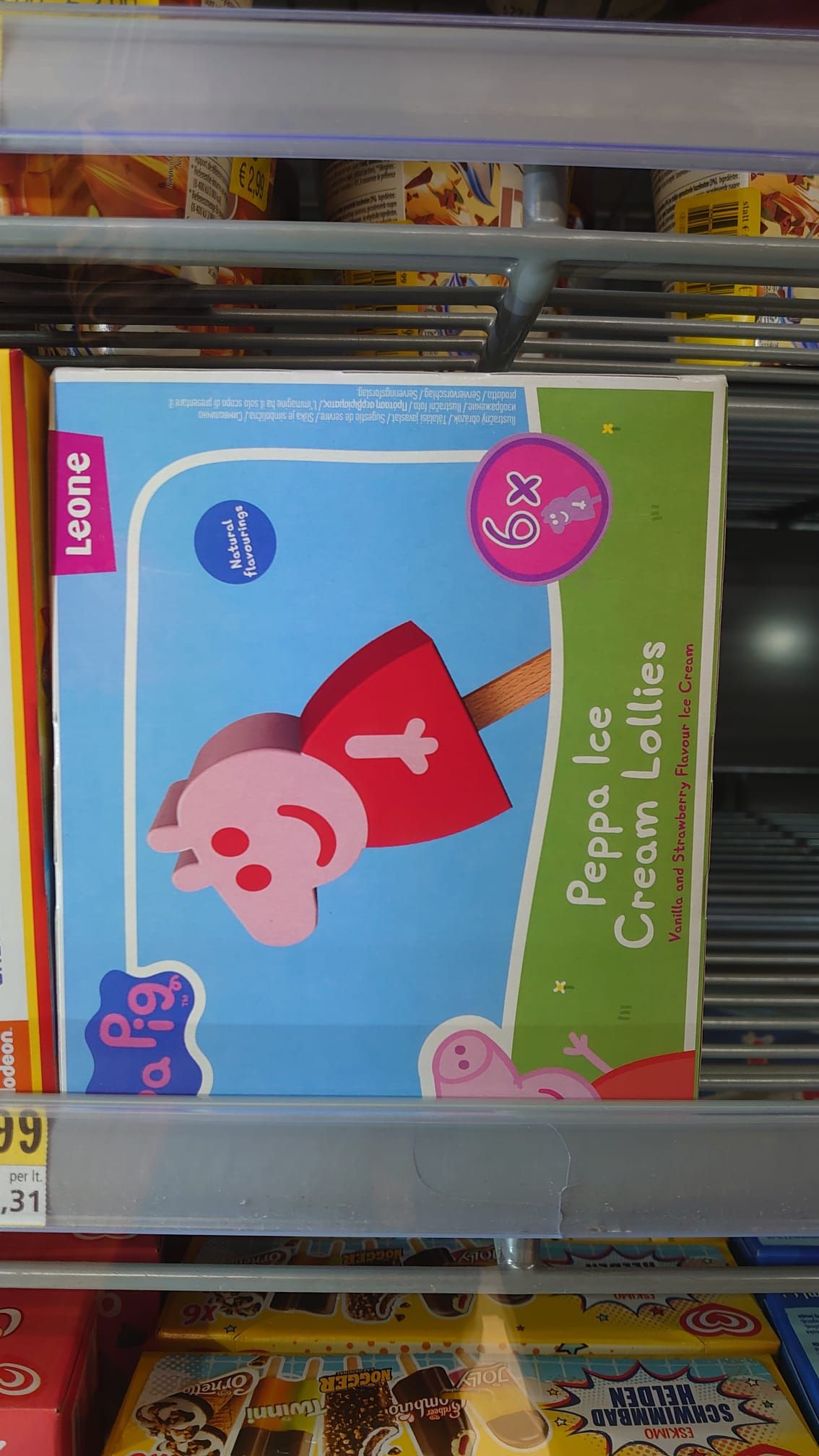 Eine Packung Peppa Wutz Eis am Stiel liegt in einem Supermarktregal. Auf der Packung sind Peppa Wutz und die Aufschrift „Peppa Ice Cream Lollies“ sowie „Vanille und Erdbeergeschmack“ zu sehen.